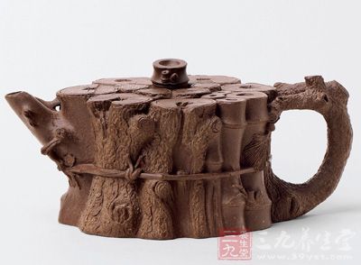 所谓“束柴三友”,乃集松、竹、梅三干而成,亦称“岁寒三友”