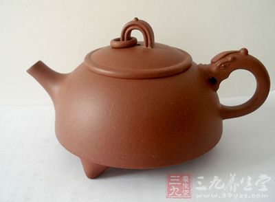 环龙三足是周桂珍丈夫高海庚早时所设计 环龙三足是周桂珍丈夫高海庚早时所设计