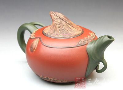 尤其是那荸荠芽状的壶钮,无疑是此壶的点睛之处,让人望了会有种想去提一提的冲动 尤其是那荸荠芽状的壶钮,无疑是此壶的点睛之处,让人望了会有种想去提一提的冲动