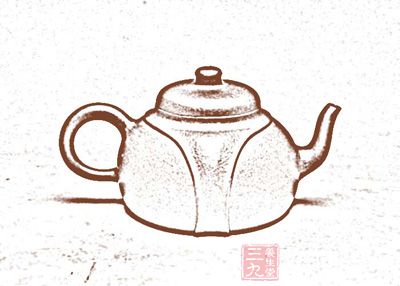 此壶造型似仿明永乐甜白三系把壶的形制,并加饰龙带的变化