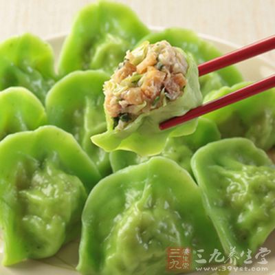 将猪肉用清水洗净,剁蓉,加盐、酱油、胡椒 4