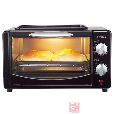 电烤箱顶和炉门的温度比较高，使用时不要用手碰触