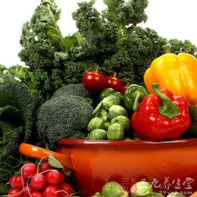 我看到很多厨师书籍杂志里提到要在煮蔬菜的时候加一些盐,他们相信这样可以加速沸腾或者保留蔬菜的颜色或者让蔬菜口感更脆 我看到很多厨师书籍杂志里提到要在煮蔬菜的时候加一些盐,他们相信这样可以加速沸腾或者保留蔬菜的颜色或者让蔬菜口感更脆