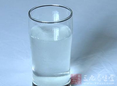 淡盐水之所以被人们用作清晨第一杯水 淡盐水之所以被人们用作清晨第一杯水