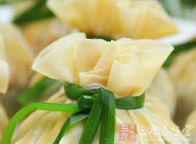 千张、猪里脊、虾仁、木耳、香菇