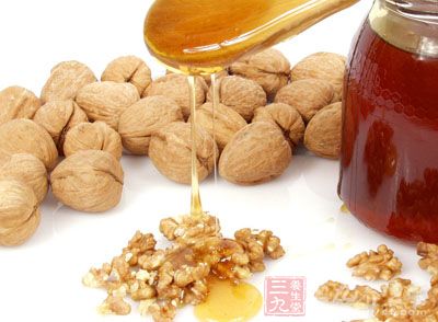 传说埃及艳后的护肤秘诀就是用牛奶和蜂蜜洗澡