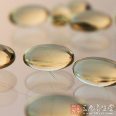 每天晚上溶解一片维生素C和维生素E涂抹在脸上