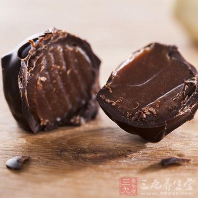 黑巧克力保持好心情。吃黑巧克力能让人心情愉悦 fo-11174843