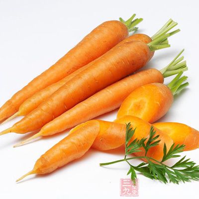 胡萝卜富含糖类、蛋白质和多种维生素，其中β胡萝卜素含量高，