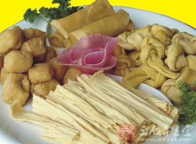 豆腐、豆浆含有丰富的大豆异黄酮，经常吃些豆制品可以使乳腺癌