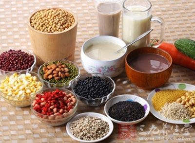 红豆、绿豆、燕麦、糙米等富含膳食纤维的全谷杂粮