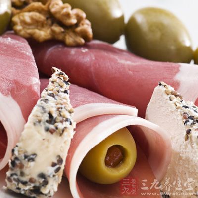 动物肝脏、全脂牛奶、鸡蛋等富含维生素A的食物