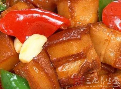 进食过多油腻食物、过量饮酒或过度饱餐