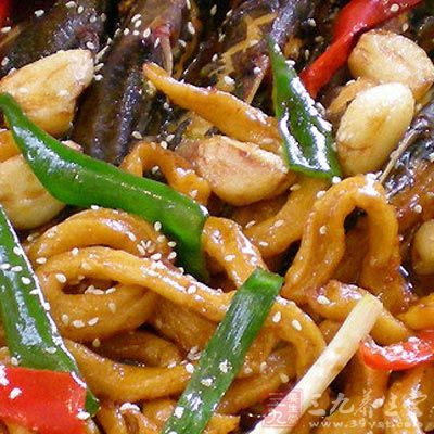 准备菜肴时留心安排一两道低脂肪或无糖的菜 准备菜肴时留心安排一两道低脂肪或无糖的菜