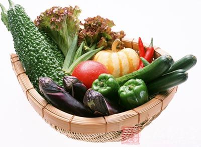 每天都吃绿色、红色或黄色的蔬菜或水