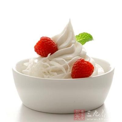 快速为身体补充能量,如一杯酸奶和浆果 快速为身体补充能量,如一杯酸奶和浆果