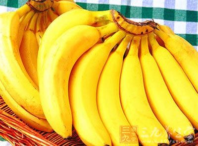 外皮颜色完全变黄，同时闻着有浓郁的果香，此时的香蕉最好吃