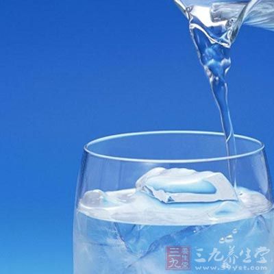 喝酒前喝一些淡盐水,利尿,可以让酒尽快排出去 喝酒前喝一些淡盐水,利尿,可以让酒尽快排出去