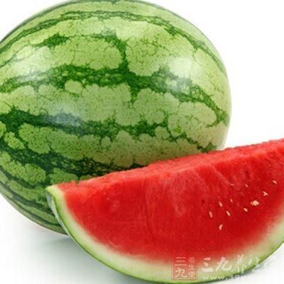 西瓜可以清热去火,能使酒精快速随尿液排出 西瓜可以清热去火,能使酒精快速随尿液排出