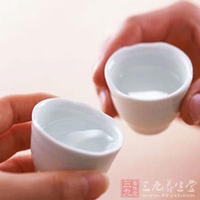 饮酒后出现昏迷的要送医院抢救 饮酒后出现昏迷的要送医院抢救