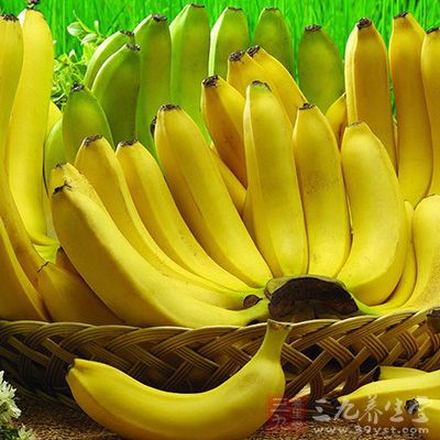 用香蕉肉擦涂皲裂处 用香蕉肉擦涂皲裂处