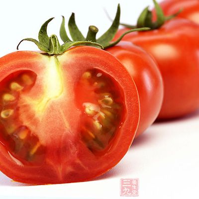 将鲜熟西红柿捣烂取汁加少许白糖 将鲜熟西红柿捣烂取汁加少许白糖