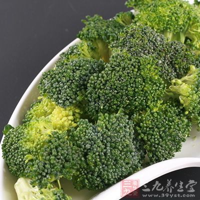 西兰花属于十字花科,含有丰富的维生素和花青素 西兰花属于十字花科,含有丰富的维生素和花青素