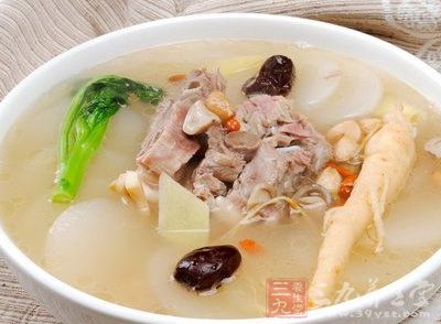 文火煮羊肉至熟烂，进佐料即成