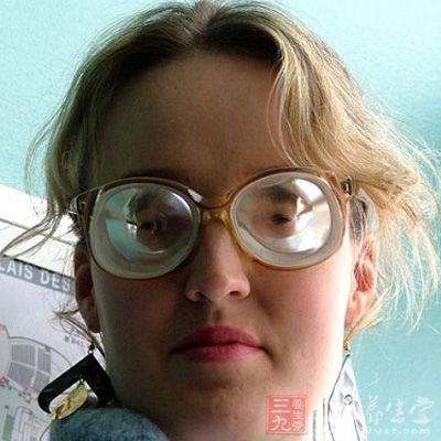 眼科门诊来了5岁小男孩 眼睛近视600度