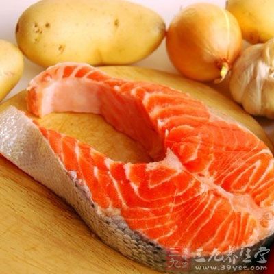 鲑鱼富含欧米伽3脂肪酸，这种多不饱和脂肪酸可促进头发生长
