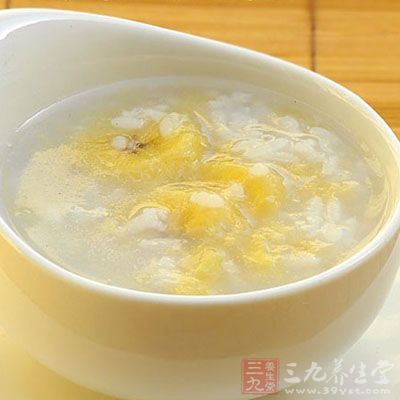 将大米熬粥后，加入切成小段的香蕉，待凉后加入蜂蜜食用