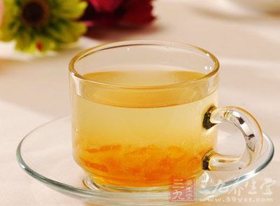 取雪梨1―2个，削皮去核切块，放入炖盅内