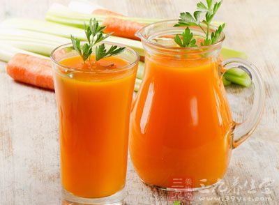 将新鲜胡萝卜研碎挤汁，取10-30毫升