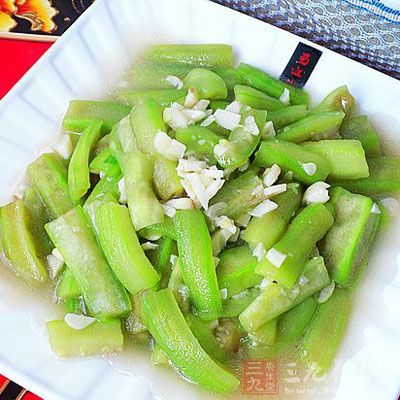 原料:丝瓜两根,大蒜一头,葱花 原料:丝瓜两根,大蒜一头,葱花