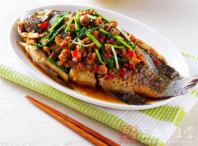 鱼肉中的维生素D、钙、磷，能有效地预防骨质疏松症