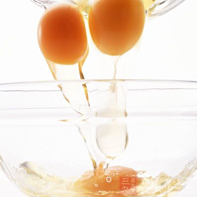 做法:将杏仁去皮之后捣碎,随后加入适量的鸡蛋清 做法:将杏仁去皮之后捣碎,随后加入适量的鸡蛋清