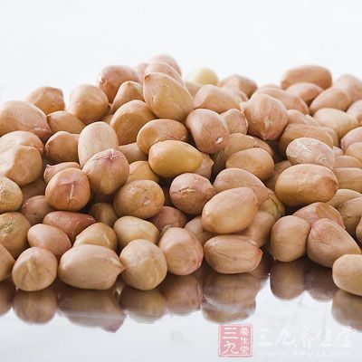 花生的热量和脂肪含量都很高，所以想减肥的人应远离花生