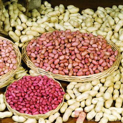 花生含钙量丰富,可以促进儿童骨骼发育,并有防止老年人骨骼退行性病变发生 花生含钙量丰富,可以促进儿童骨骼发育,并有防止老年人骨骼退行性病变发生