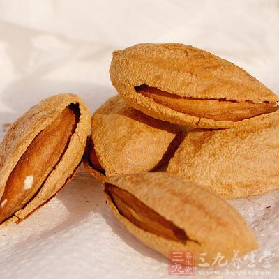 杏仁不论内服或外用，均是一种天然的植物性美肤、护肤佳品