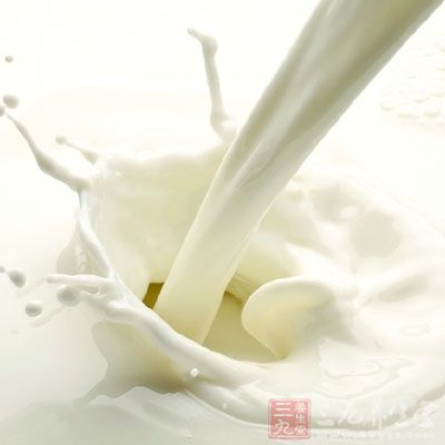 牛奶中所含的铁、铜和维生素A，有美容养颜作用