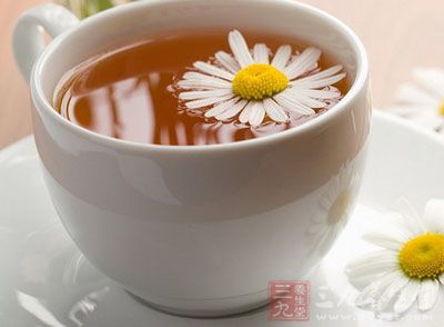 菊花有清肝明目作用，对眼睛劳损、头痛、高血压等均有一定作用