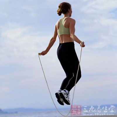 从训练强度上而言，跳绳相当于大力游泳和每小时6英里的快跑