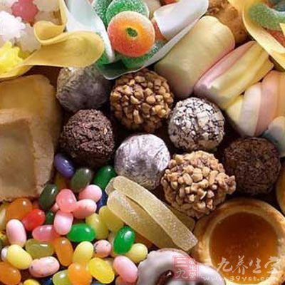 边看电视边吃零食会不知不觉吃得过多 边看电视边吃零食会不知不觉吃得过多