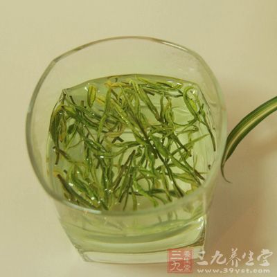 空腹飲白茶，直入腎經(jīng)，對腎不利