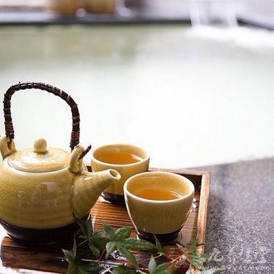 乌龙茶中含有大量的茶多酚，可以提高脂肪分解酶的作用