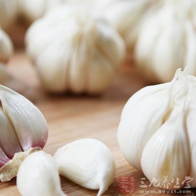 生大蒜的的刺激性很强，平常少吃点是可以促消化