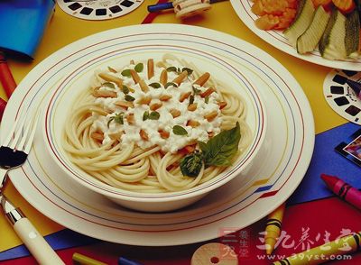 饮食要平衡,每餐进食应荤素搭配,清淡少油 饮食要平衡,每餐进食应荤素搭配,清淡少油