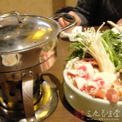 可以适当把你的焦点从各种美食上移开