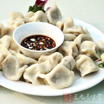 擀皮时,放“颜料” 擀皮时,放“颜料”