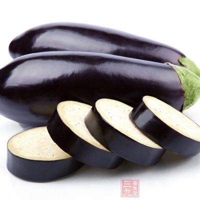 茄子皮内含有丰富的维生素P，有显着的降低血脂和胆固醇的功能